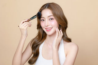 หญิงสาวใช้รองพื้นคุมมันติดทน จึงไม่กังวลเรื่องแต่งหน้าไม่ติด